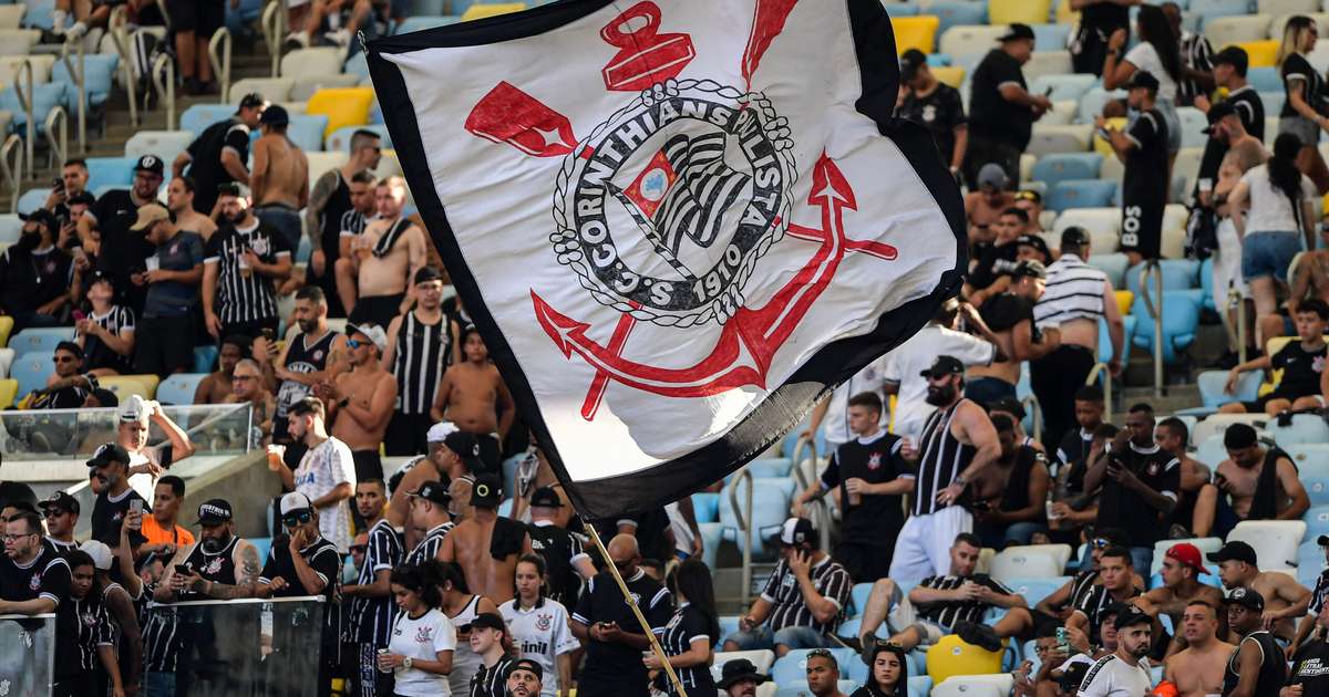 Torcida do Corinthians aponta António Oliveira como principal culpado pela derrota